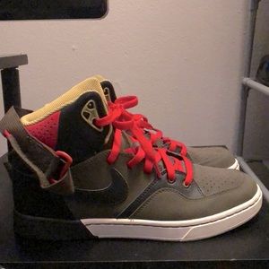 Men’s Nike high tops with strap. Size 9. Gently worn! Some wear on the front.